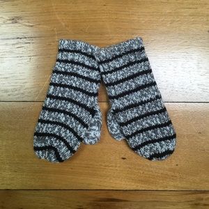 NWT Crazy8 Kids Knitted Mittens Size 2T-3T